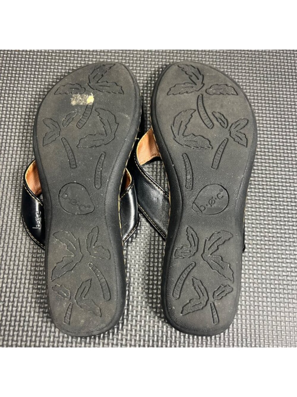B.O.C Womens Black Leather Flip Flop Sandals Size M Floral Footbed Casual Comfor - Picture 3 of 5